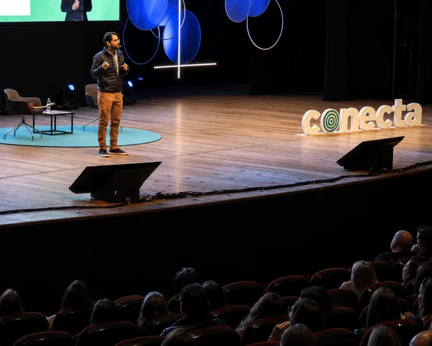 Dr. Lucas Medeiros palestrando no evento Conecta