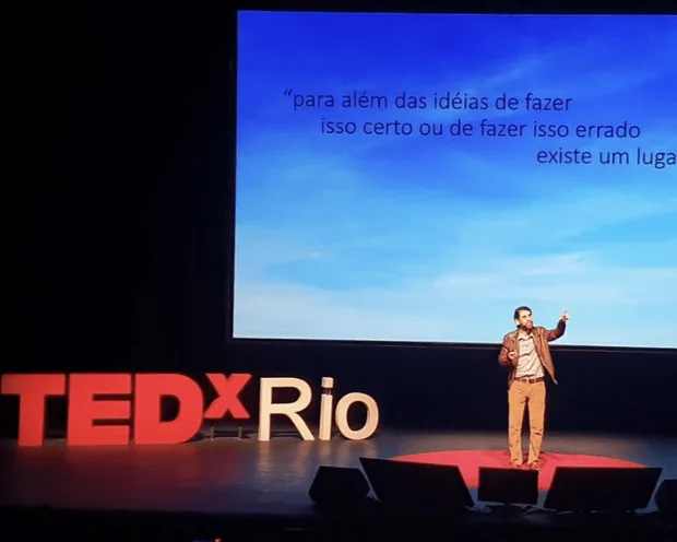 Dr. Lucas Medeiros palestrando no TEDxRio